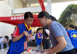 为居民讲解中药材功效